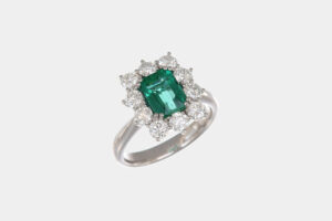 Anello smeraldo ottagonale Zambia Prestige - Gioielleria Casavola di Noci - idee regalo compleanno 50 anni mamma - in oro bianco con diamanti