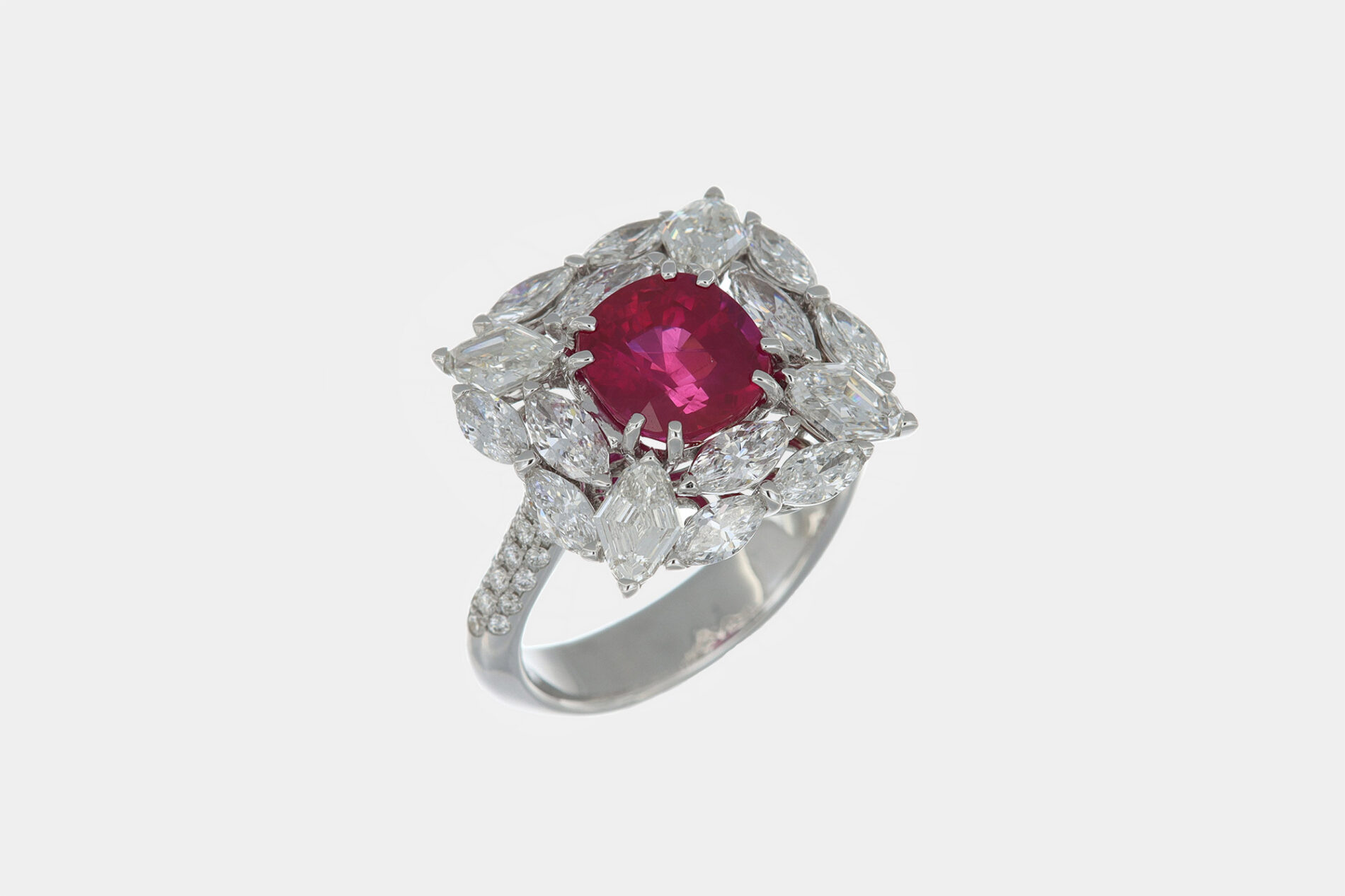Crivelli anello fantasia rubino e diamanti marquise - Gioielleria Casavola di Noci - idee regalo compleanno mamma 50 anni