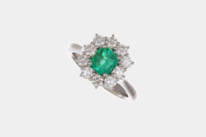 Anello rosetta smeraldo 0.94 ct Prestige White - Gioielleria Casavola di Noci - idee regalo compleanno 50 anni moglie - oro bianco e diamanti
