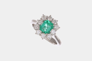 Anello rosetta smeraldo 1.43 ct Prestige White - Gioielleria Casavola di Noci - idee regalo compleanno 50 anni mamma - oro bianco e diamanti
