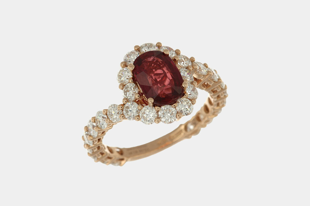Anello rubino certificato Mozambico Prestige Rosè - Gioielleria Casavola di Noci - idee regalo compleanno 50 anni mamma - in oro rosa con diamanti