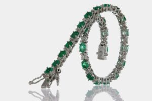 Bracciale smeraldi e diamanti Prestige White - Gioielleria Casavola di Noci - idee regalo per occasione importante - oro bianco 18 carati