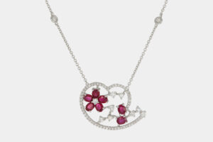 Collana cuore con fiore in rubini Nature White - Gioielleria Casavola di Noci - idee regalo compleanno 60 anni nonna - in oro bianco con diamanti