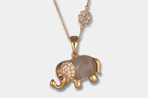 Collana elefante oro rosa e diamanti Nature - Gioielleria Casavola di Noci - idee regalo per battesimo - con pietra di luna
