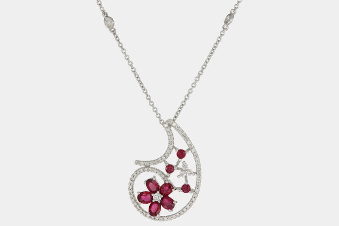 Collana goccia con fiore in rubini Nature White - Gioielleria Casavola di Noci - idee regalo compleanno 60 anni nonna - in oro bianco con diamanti