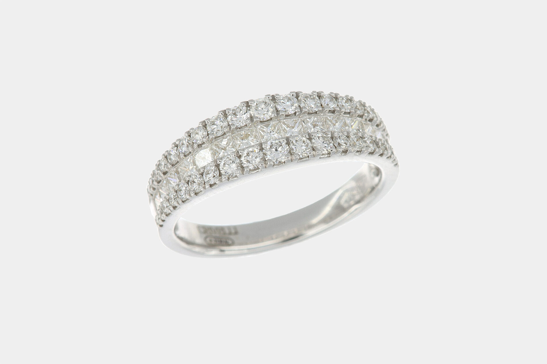 Crivelli anello a fascia con diamanti princess - Gioielleria Casavola di Noci - idee regalo 40 anni moglie - in oro bianco