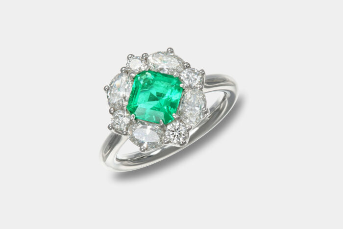 Crivelli anello smeraldo ottagonale e diamanti ovali - Gioielleria Casavola di Noci - idee regalo compleanno 50 anni moglie - in oro bianco 18 carati