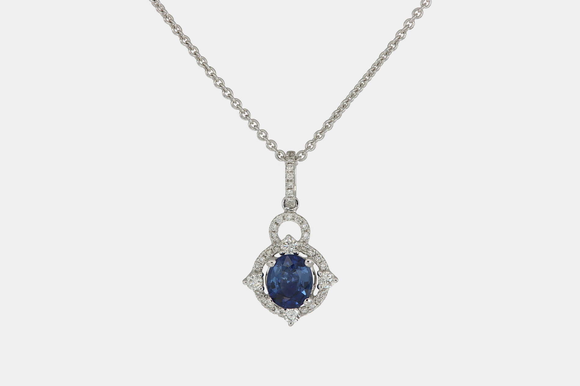 Crivelli collana zaffiro ovale e diamanti pavé - Gioielleria Casavola di Noci - idee regalo compleanno 50 anni moglie - in oro bianco 18 carati