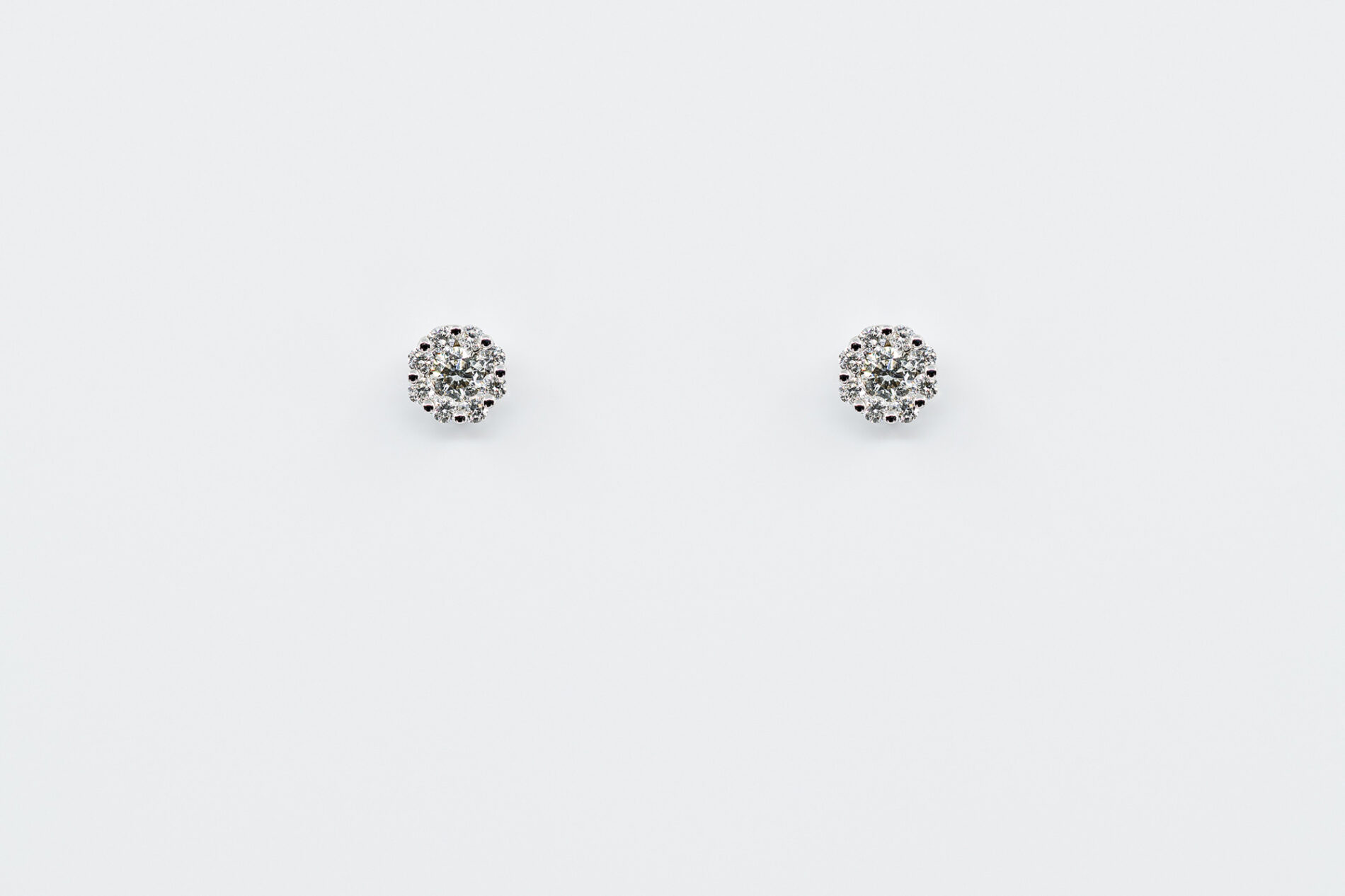 Orecchini a fiorellino Invisible diamanti - Gioielleria Casavola di Noci - idee regalo compleanno ragazza 18 anni - oro bianco