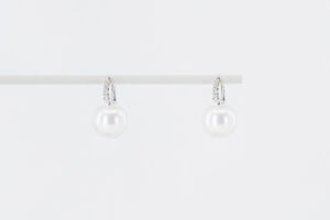 Orecchini perle giapponesi pavé diamanti - Gioielleria Casavola di Noci - idee regalo compleanno 60 anni nonna - in oro bianco