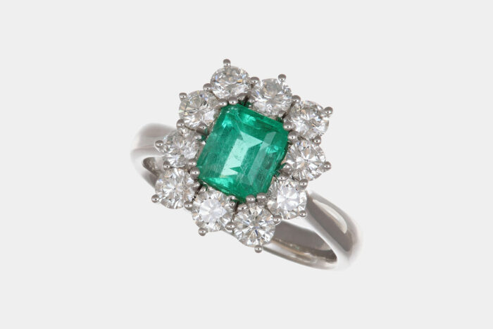 Anello smeraldo ottagonale 1.25 ct Prestige - Gioielleria Casavola di Noci - idee regalo compleanno 50 anni mamma - in oro bianco con diamanti