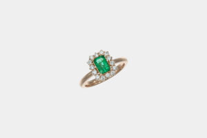 Anello rosetta smeraldo rettangolare 0.55 ct Prestige Rosé - Gioielleria Casavola di Noci - idee regalo per compleanno mamma 60 anni