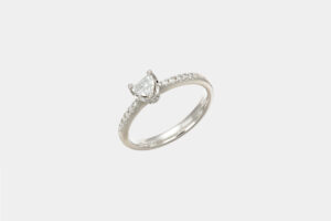 Anello solitario diamante cuore 0.40 ct pavé white - Gioielleria Casavola di Noci - idee per proposta di matrimonio romantica - regalo per lei
