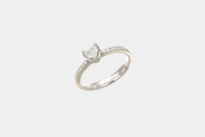 Anello solitario diamante cuore 0.51 ct pavé white - Gioielleria Casavola di Noci - idee per proposta di matrimonio romantica - regalo per lei