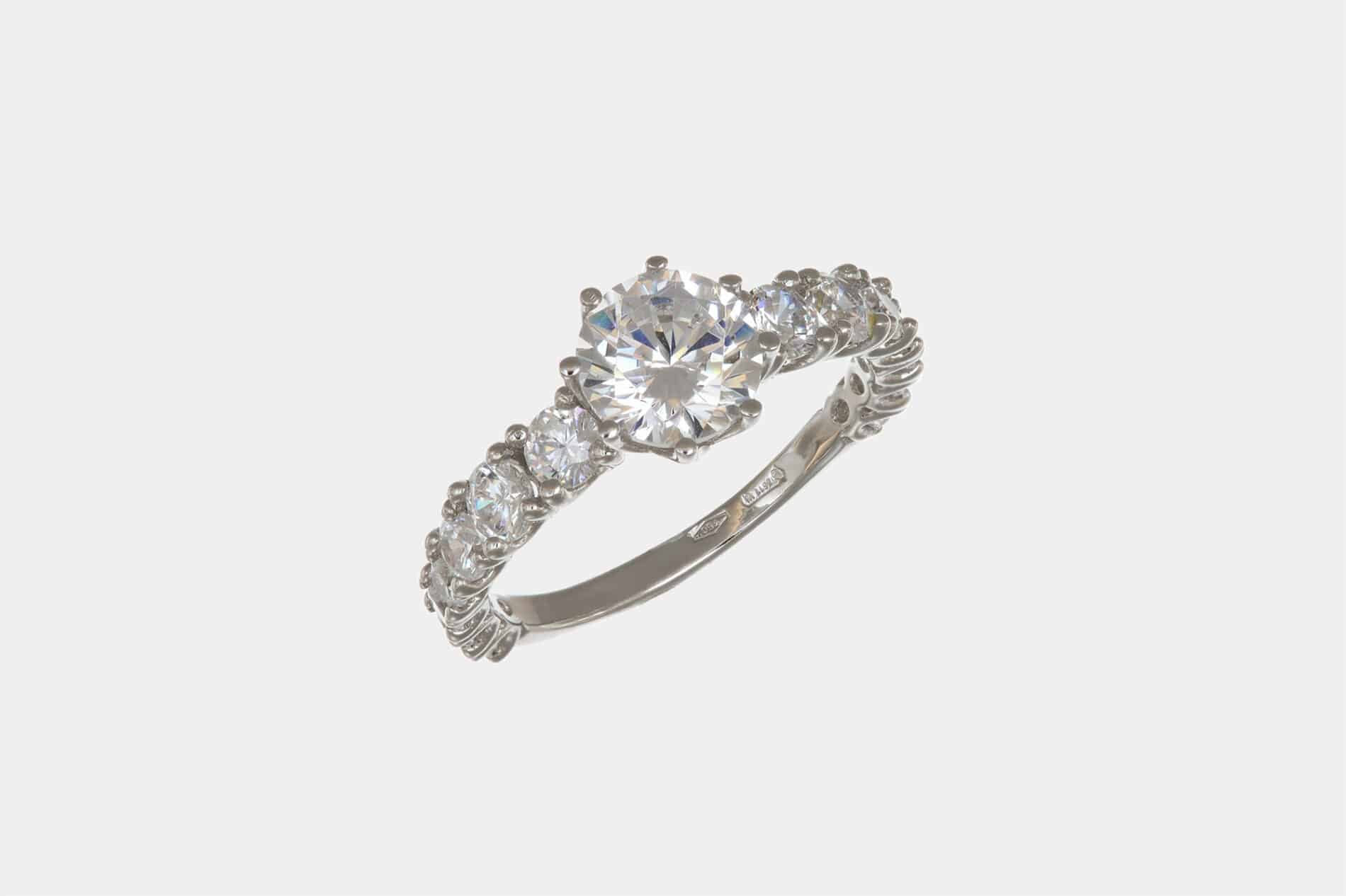 Anello solitario Riviera oro bianco 3.19 gr - Gioielleria Casavola di Noci - idee per un regalo speciale ad una ragazza