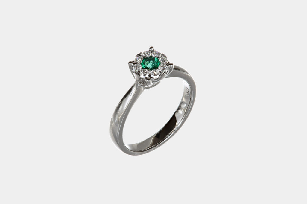 Anello Invisible smeraldo e diamanti White - Gioielleria Casavola di Noci - idee per una proposta di matrimonio da sogno - in oro bianco 18 carati
