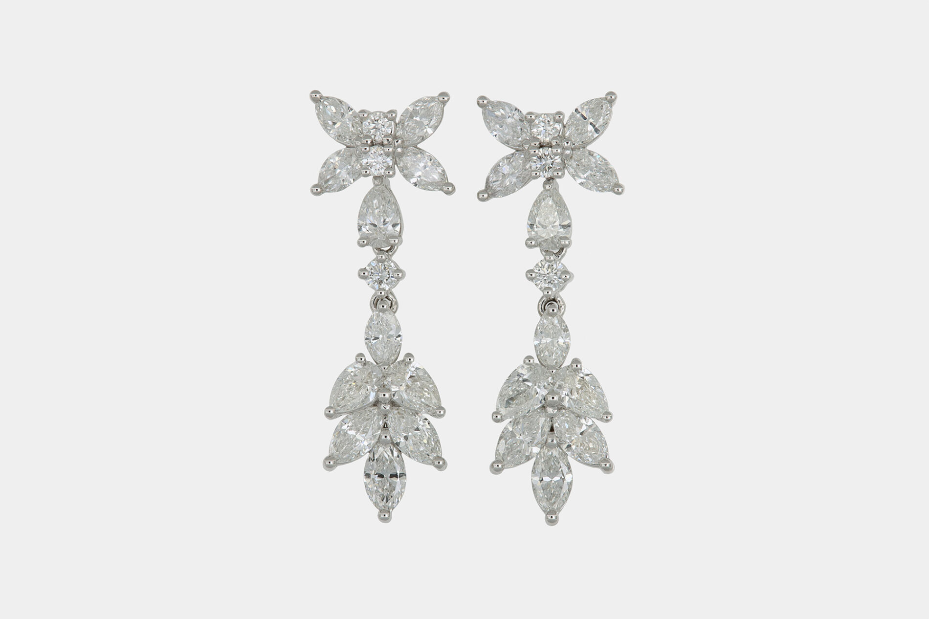 Orecchini pendenti Flowers in oro bianco e diamanti Prestige - Gioielleria Casavola di Noci - gioielli da sposa - idee regalo per donna