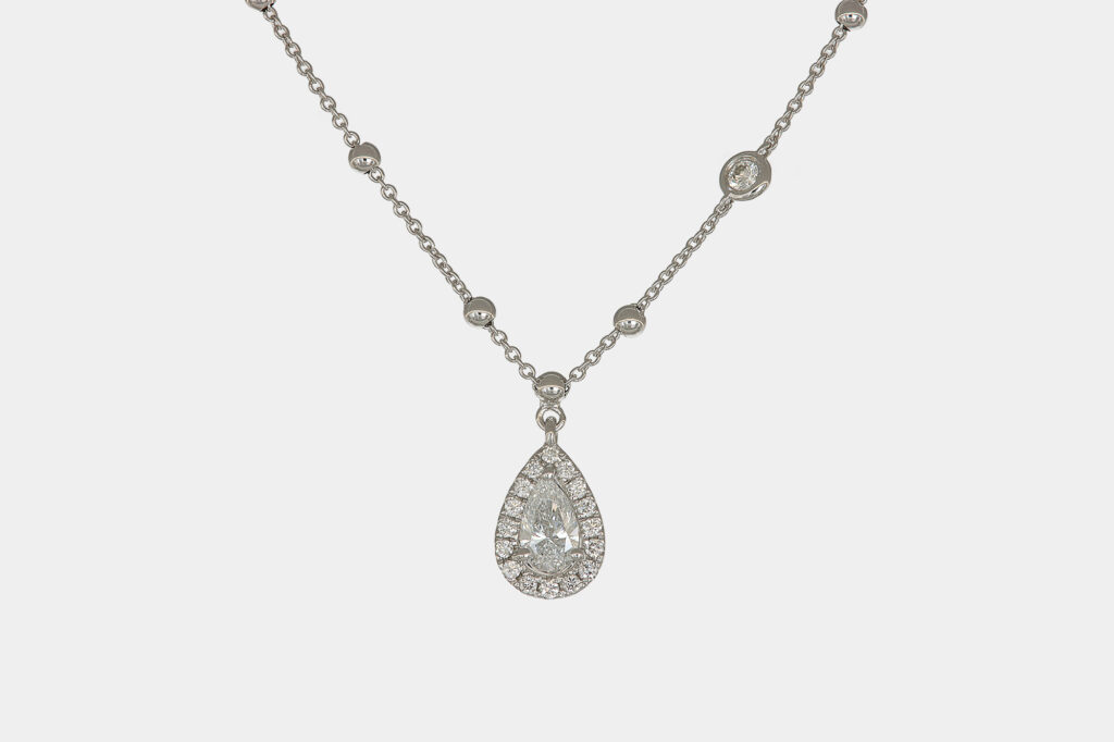 Collana diamante certificato taglio goccia Prestige White - Gioielleria Casavola di Noci - idee regalo compleanno 50 anni moglie - in oro bianco 18 carati