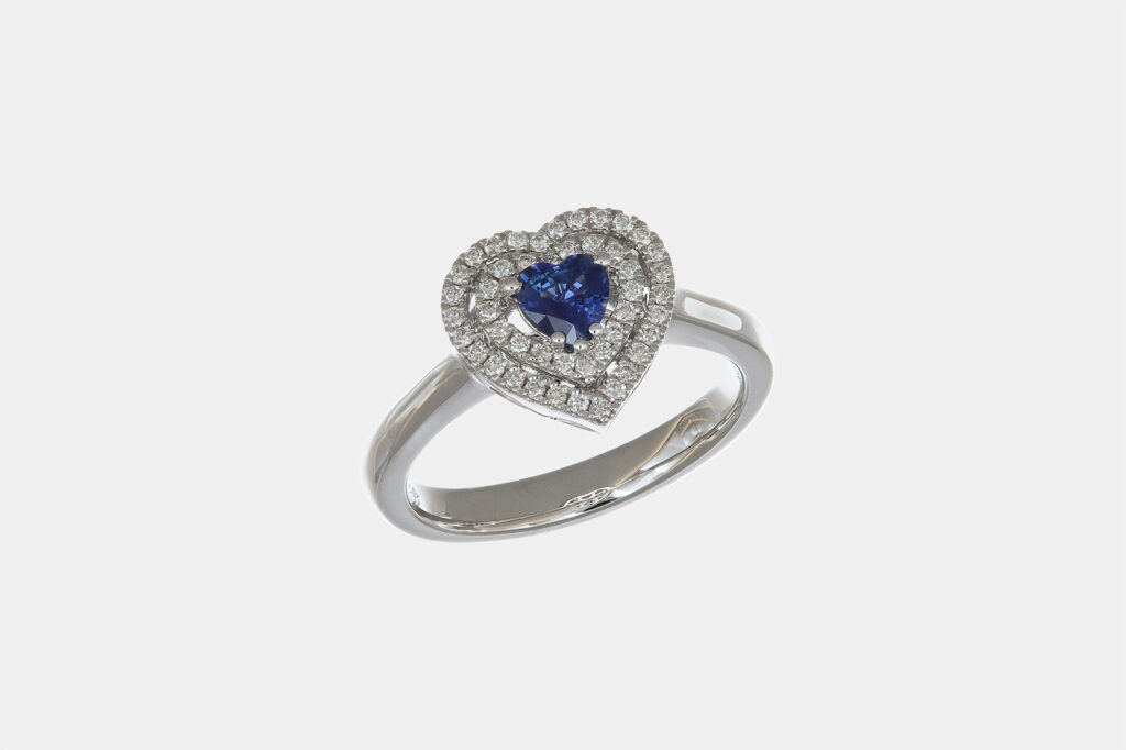 Anello cuore zaffiro 0.25 ct e pavé di diamanti White Prestige - Gioielleria Casavola di Noci - idee per una proposta di matrimonio molto romantica