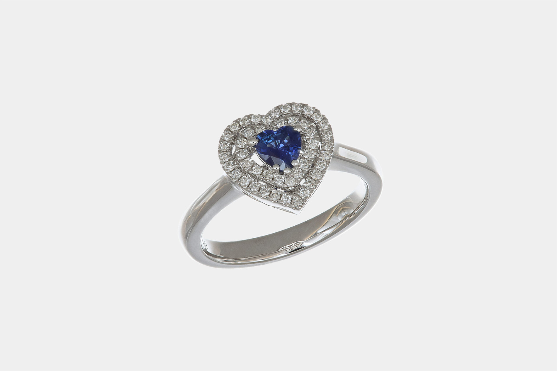 Anello cuore zaffiro 0.25 ct e pavé di diamanti White Prestige - Gioielleria Casavola di Noci - idee per una proposta di matrimonio molto romantica