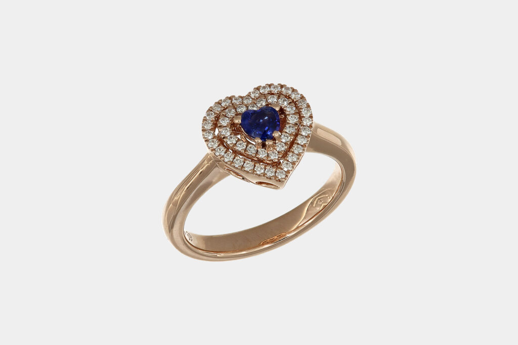 Anello cuore zaffiro 0.37 ct e pavé di diamanti Rosé Prestige - Gioielleria Casavola di Noci - idee per una proposta di matrimonio romantica