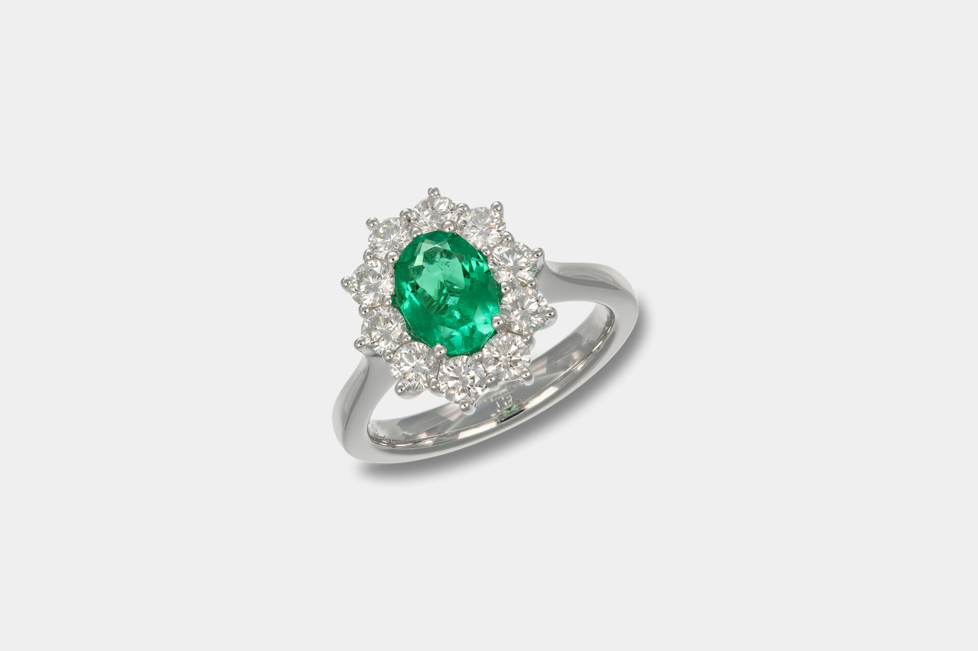 Anello rosetta smeraldo 1.01 ct e diamanti Prestige White - Gioielleria Casavola di Noci - in oro bianco 18 carati - idee regalo per una donna importante