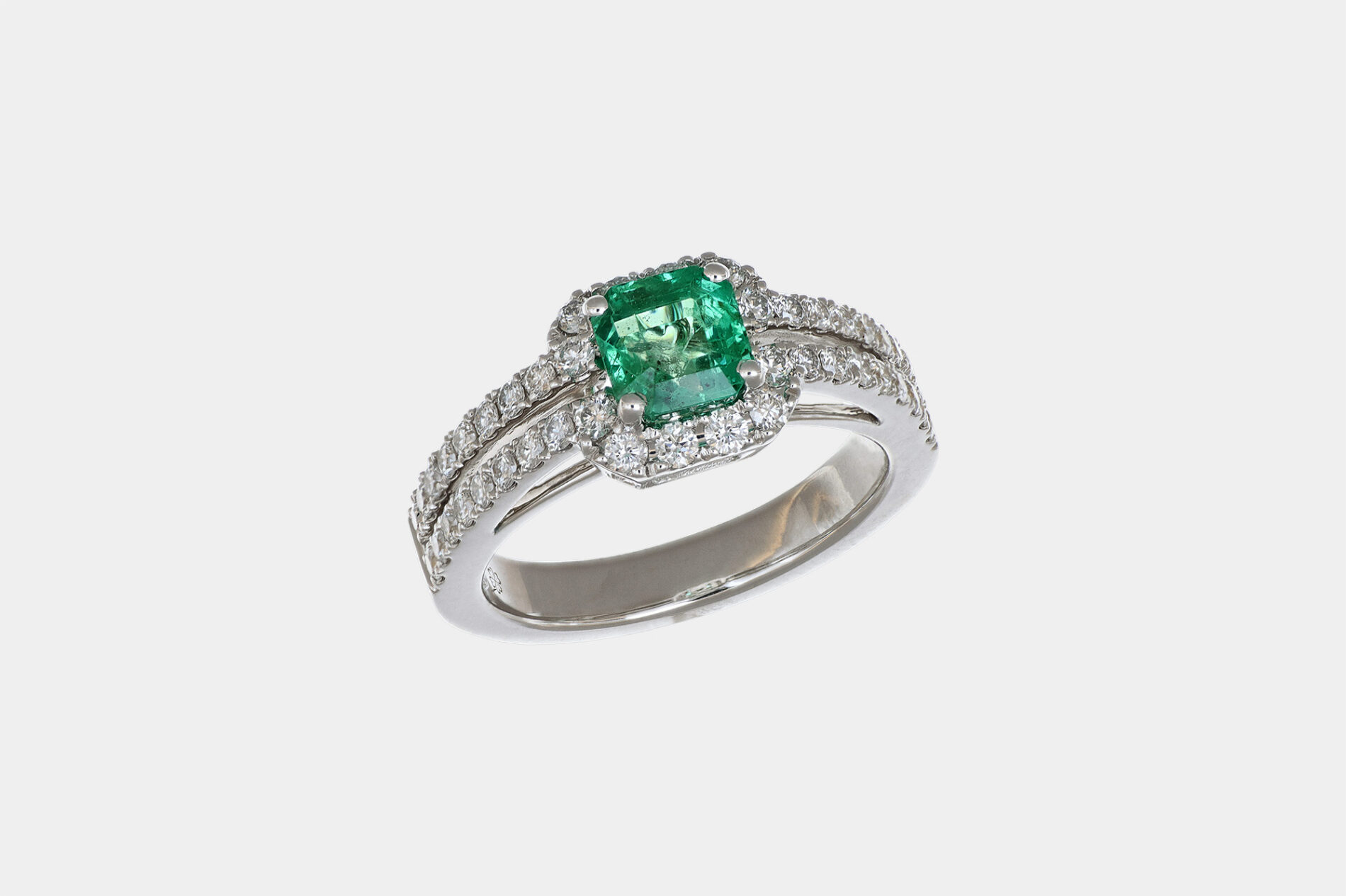 Anello smeraldo 0.67 ct pavé Prestige White - Gioielleria Casavola di Noci - gioiello con diamanti in oro bianco - idee regalo per una occasione importante donna