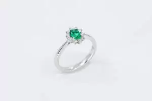 Anello smeraldo Sunflower baby Nature - Gioielleria Casavola Noci - idee regalo compleanno fidanzata - main