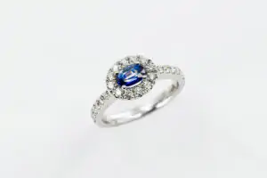 Anello zaffiro 0.50 ct pavé Little Prestige - Gioielleria Casavola di Noci - gioiello in oro bianco con diamanti - idee regalo compleanno 60 anni mamma